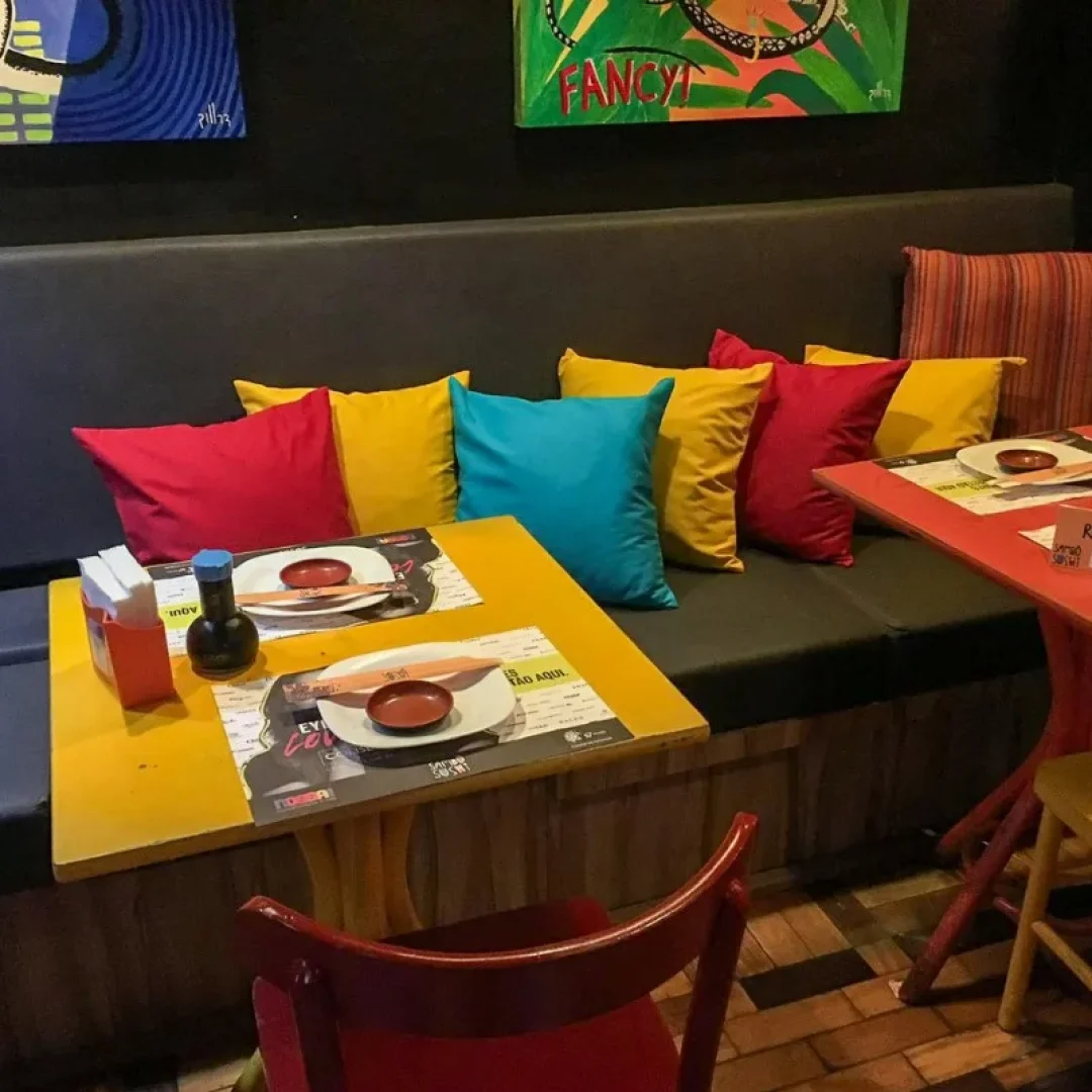 restaurante-almofadas-coloridas